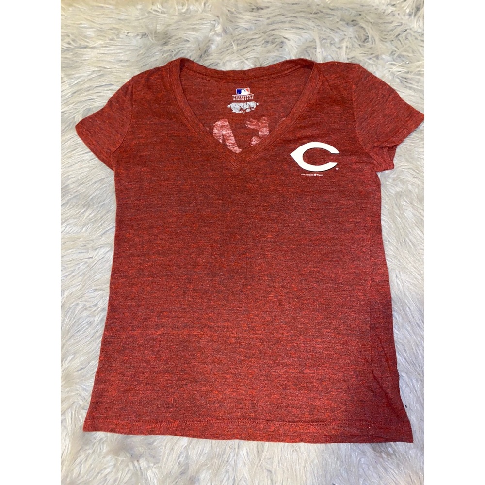 Cincinnati Reds v-neck tee